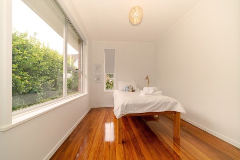 Photo of property in 22 Morriggia Place, Bayview, Auckland, 0629