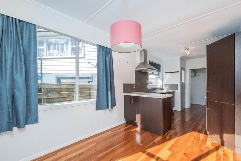 Photo of property in 27 Brooker Grove, Newlands, Wellington, 6037