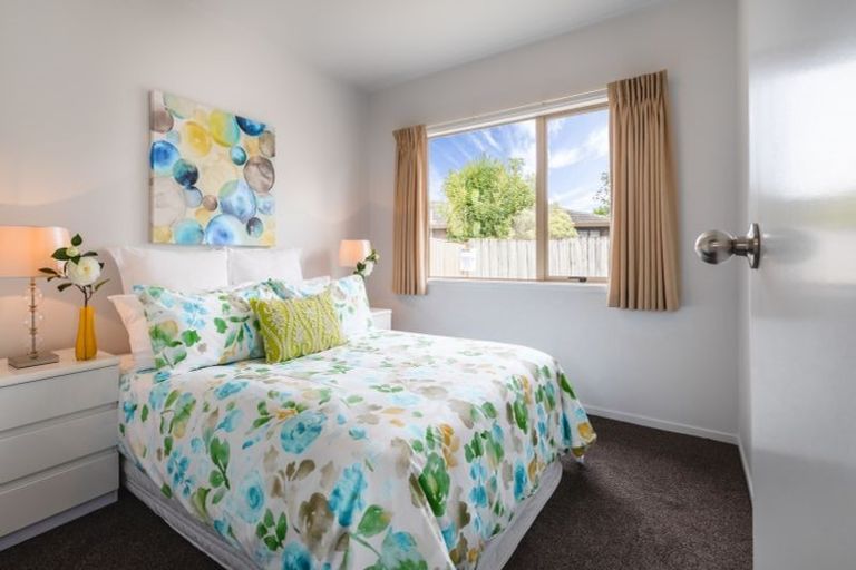 Photo of property in 7b Woodbank Drive, Glen Eden, Auckland, 0602