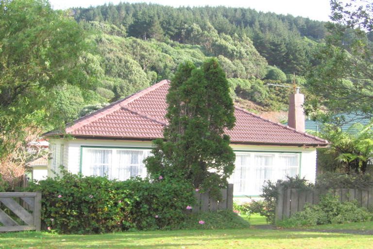 Photo of property in 5 Franklyn Road, Tawa, Wellington, 5028