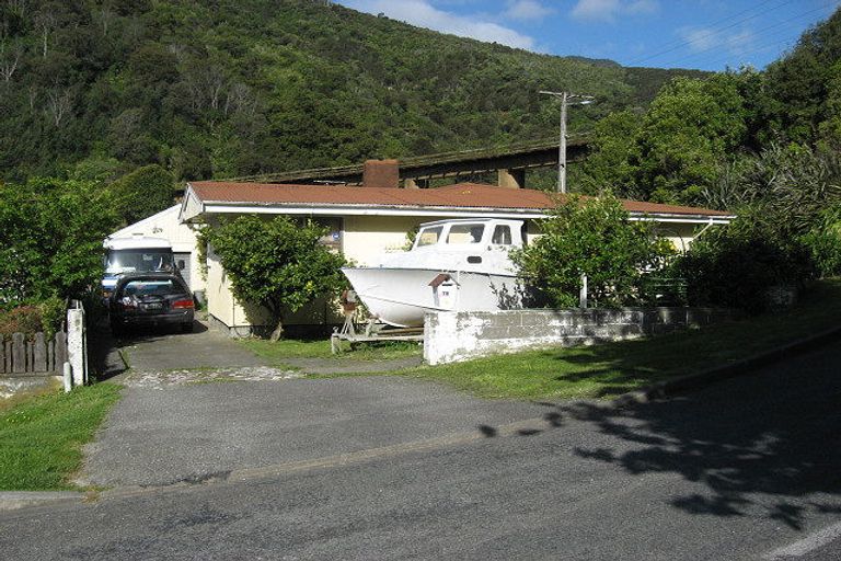 Photo of property in 76 Devon Street, Picton, 7220
