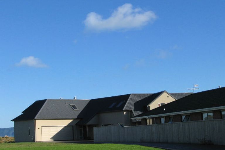 Photo of property in 16b Major Durie Place, Waikanae Beach, Waikanae, 5036