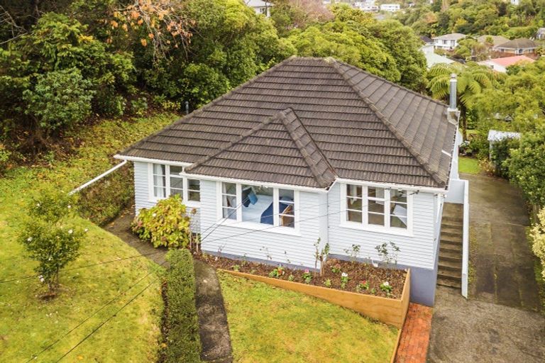 Photo of property in 5 Tui Terrace, Tawa, Wellington, 5028