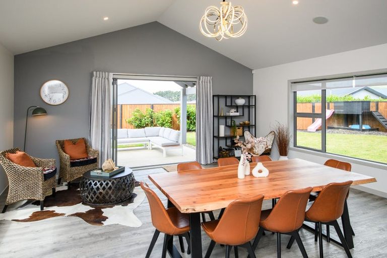 Photo of property in 10 Mediterranean Grove, Fitzherbert, Palmerston North, 4410