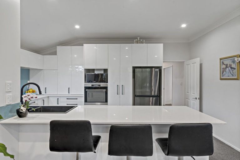 Photo of property in 3 Hobie Court, West Harbour, Auckland, 0618