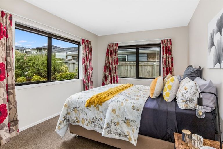 Photo of property in 9 Glenorchy Way, Aotea, Porirua, 5024