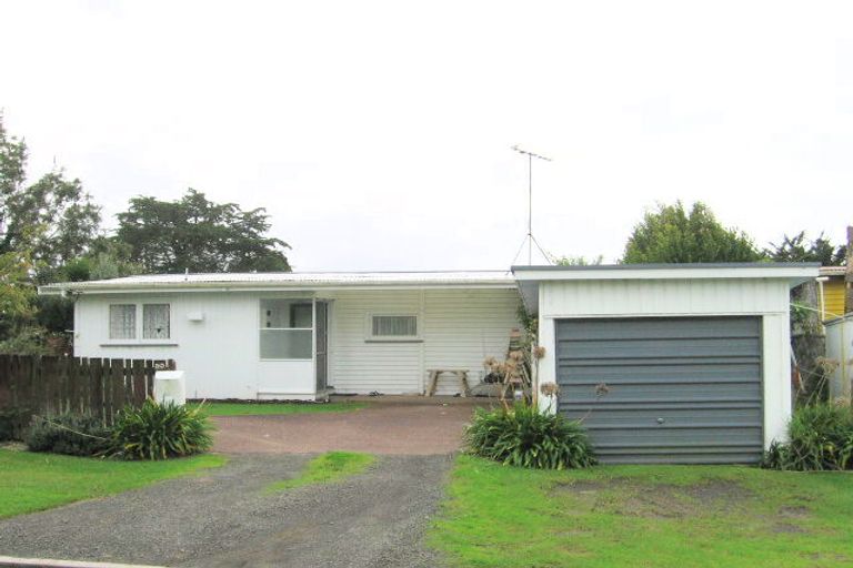 Photo of property in 50 Pohutukawa Avenue, Red Beach, 0932