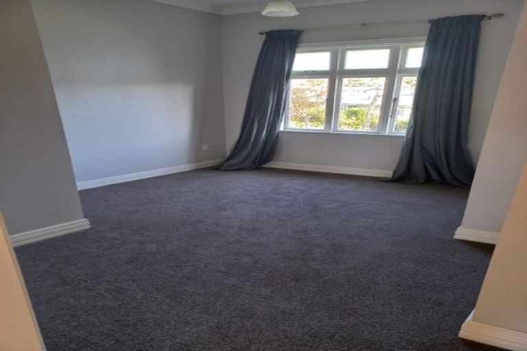 Photo of property in 7 Griffiths Grove, Newlands, Wellington, 6037