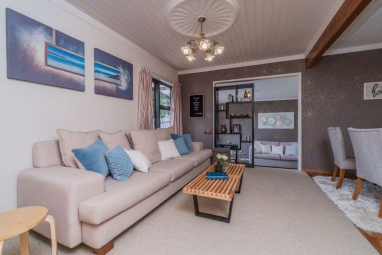 Photo of property in 3/76 Kaurilands Road, Titirangi, Auckland, 0604