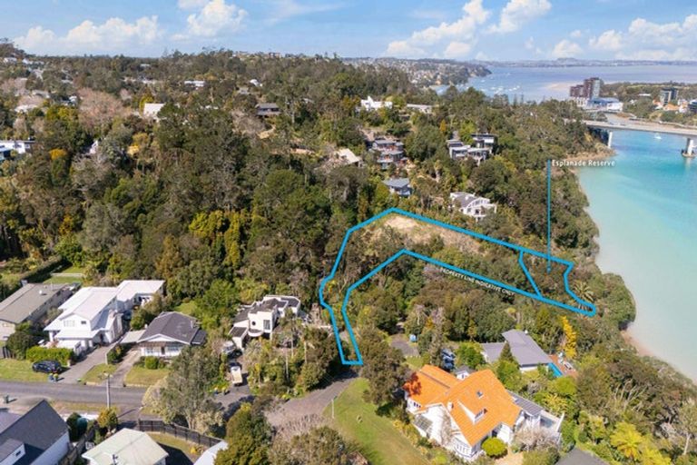 Photo of property in 2 Koki Road, Greenhithe, Auckland, 0632