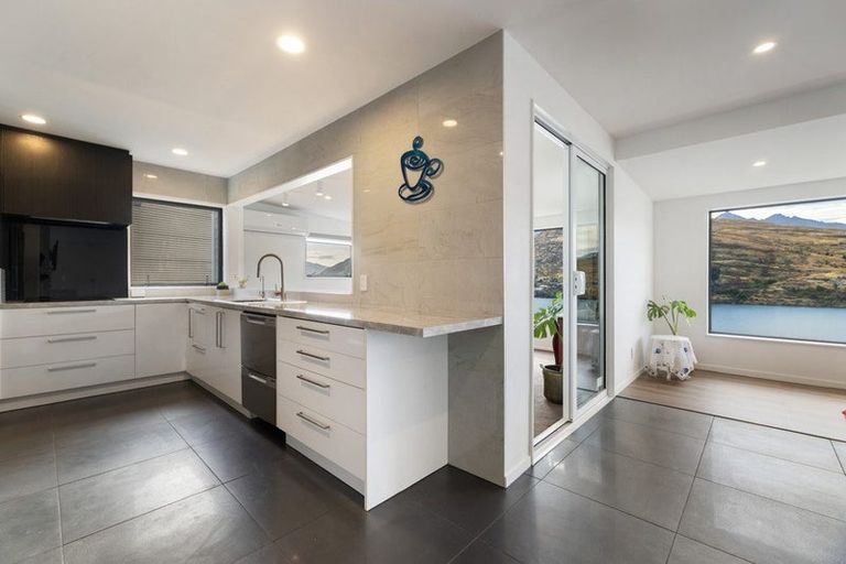 Photo of property in 22 Golden Terrace, Queenstown, 9300