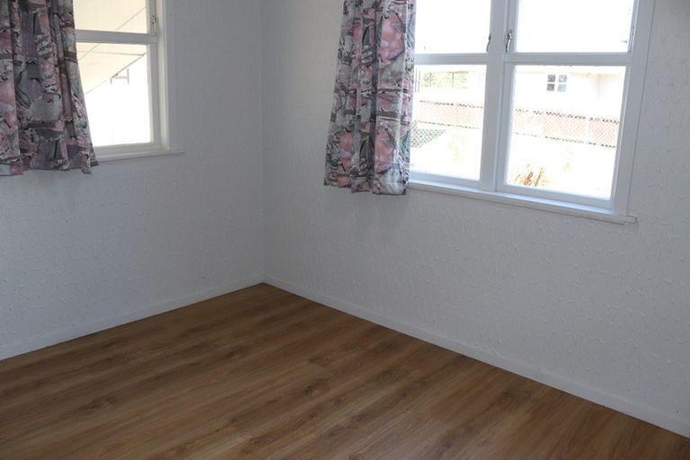 Photo of property in 10 Ingleby Place, Kelston, Auckland, 0602