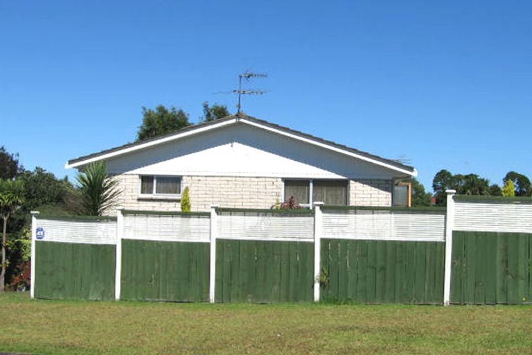 Photo of property in 2/23 Taitua Drive, Te Atatu South, Auckland, 0610