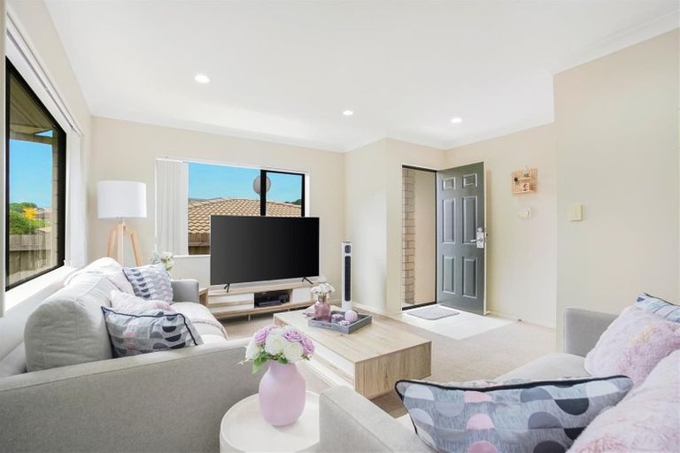 Photo of property in 12 Mediterranean Way, Goodwood Heights, Auckland, 2105