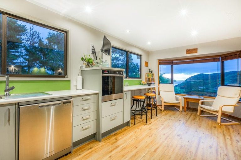Photo of property in 104 Airlie Road, Plimmerton, Porirua, 5026