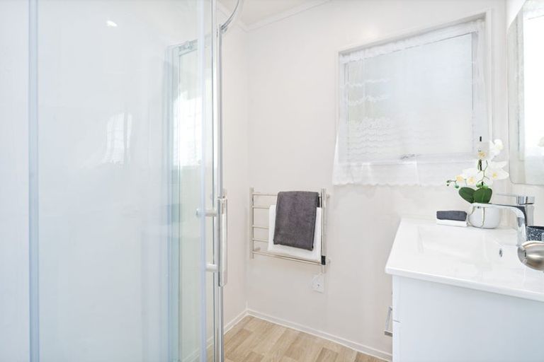 Photo of property in 9 Imperial Place, Henderson, Auckland, 0612