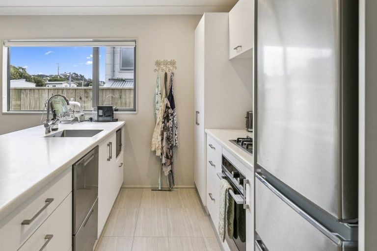 Photo of property in 2 Brindle Way, Newlands, Wellington, 6037