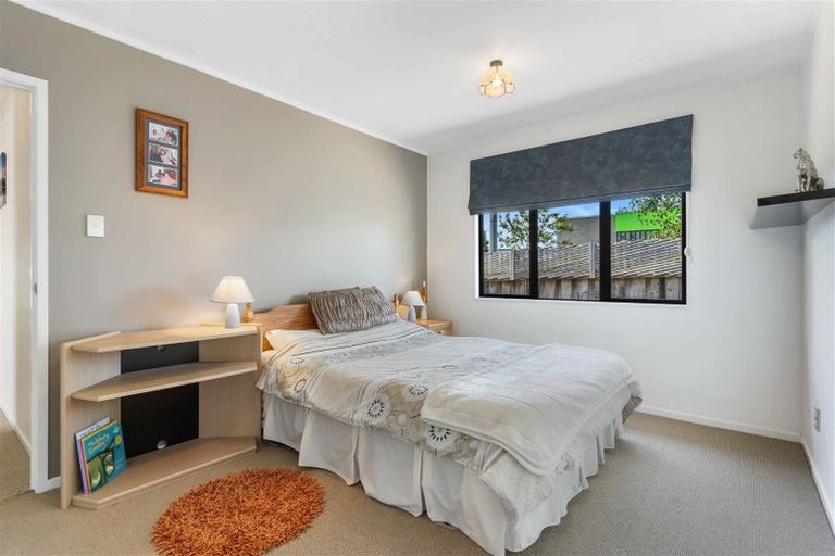 Photo of property in 28 Scarlet Oak Drive, Schnapper Rock, Auckland, 0632