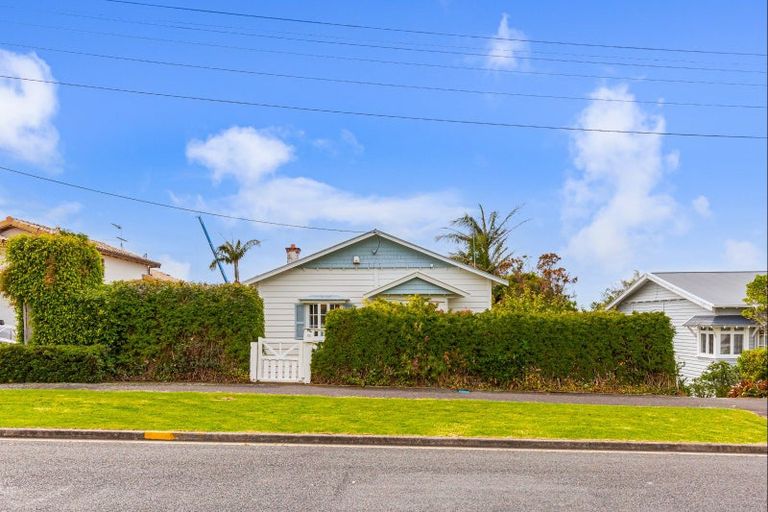 Photo of property in 22 Merani Street, Narrow Neck, Auckland, 0622