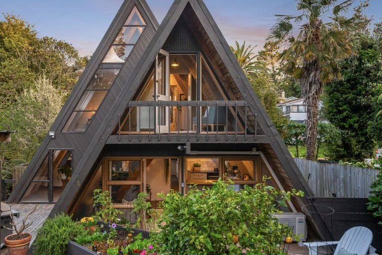 Photo of property in 1/5 Glenbush Place, Birkenhead, Auckland, 0626