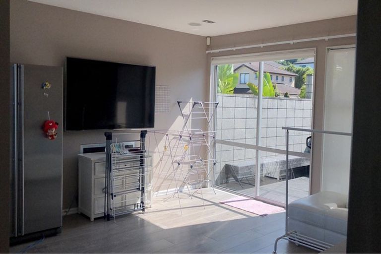 Photo of property in 24 Harrowglen Drive, Northcross, Auckland, 0632