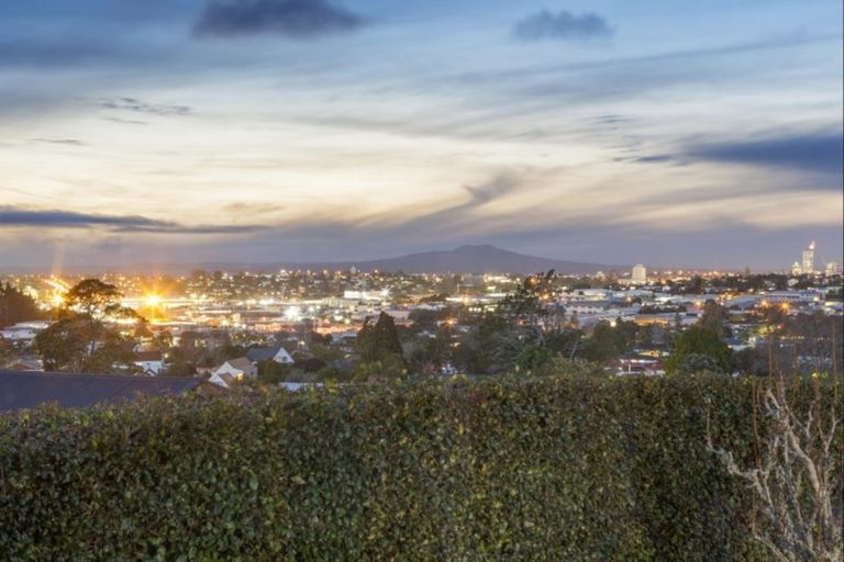 Photo of property in 12 Ross Avenue, Glenfield, Auckland, 0629