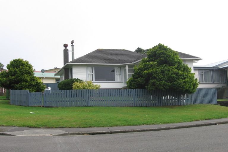 Photo of property in 1 Loasby Crescent, Newlands, Wellington, 6037