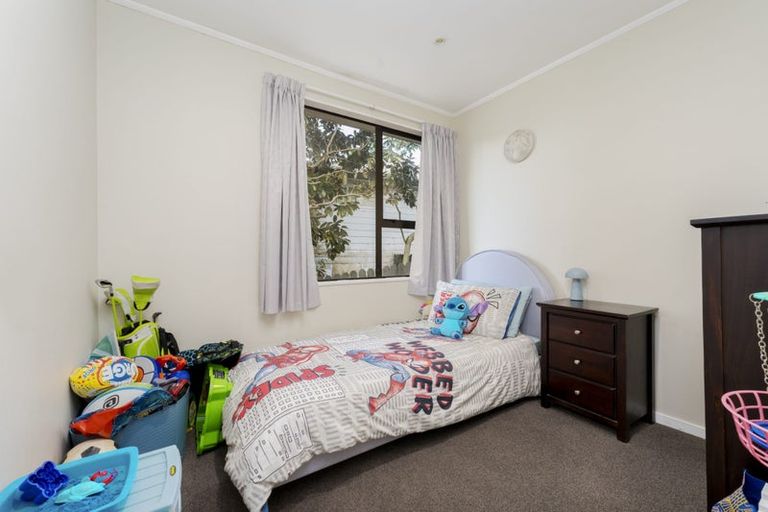 Photo of property in 12 Halloran Place, Massey, Auckland, 0614