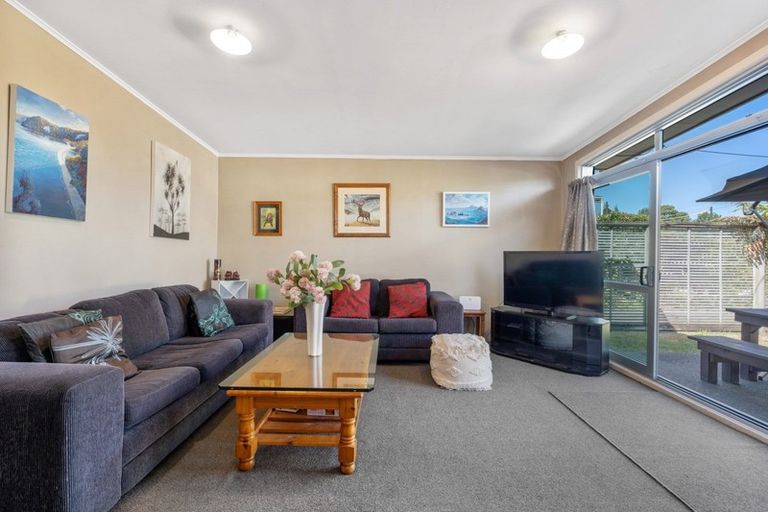 Photo of property in 1/12 Gradwell Place, Two Mile Bay, Taupo, 3330