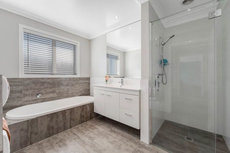 Photo of property in 8 Verley Rise, East Tamaki Heights, Auckland, 2016