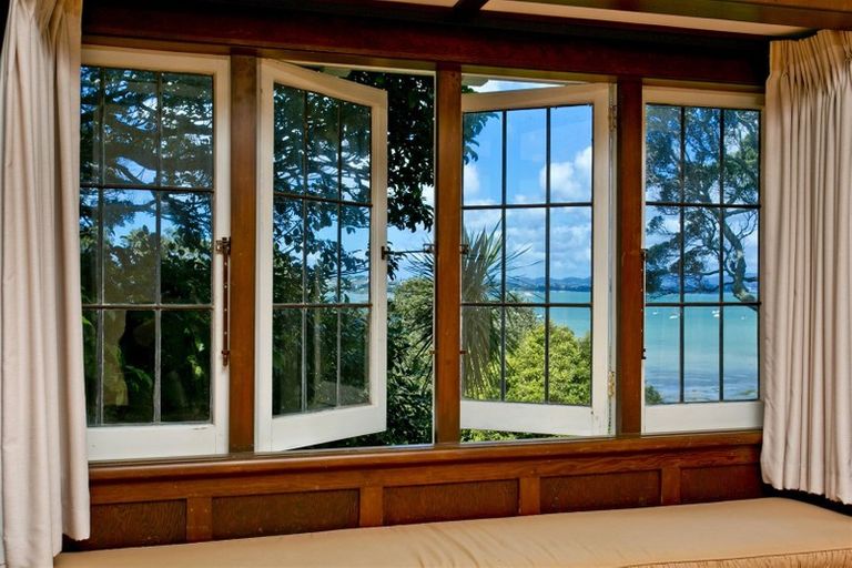 Photo of property in 118 Queen Street, Northcote Point, Auckland, 0627