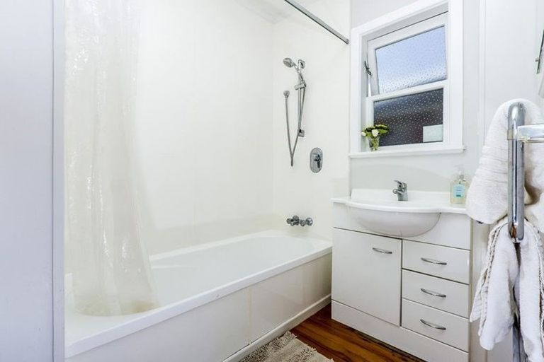 Photo of property in 1/93 Lake Road, Belmont, Auckland, 0622