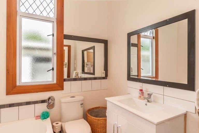 Photo of property in 290 Heatherlea Road East, Levin, 5571