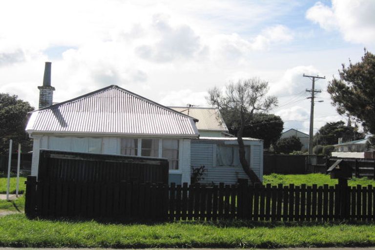 Photo of property in 2 Matai Street, Castlecliff, Whanganui, 4501