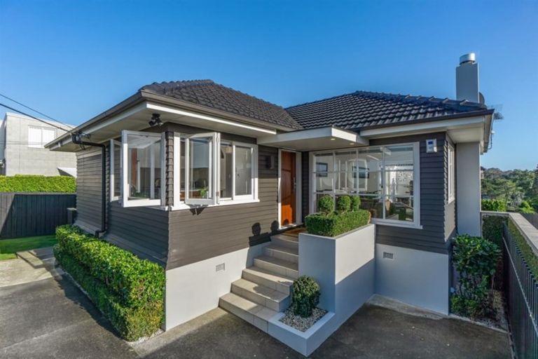 Photo of property in 2/52 Aberdeen Road, Campbells Bay, Auckland, 0620
