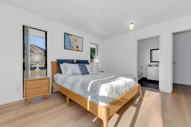 Photo of property in 6 Frank Bunce Grove, Flat Bush, Auckland, 2019