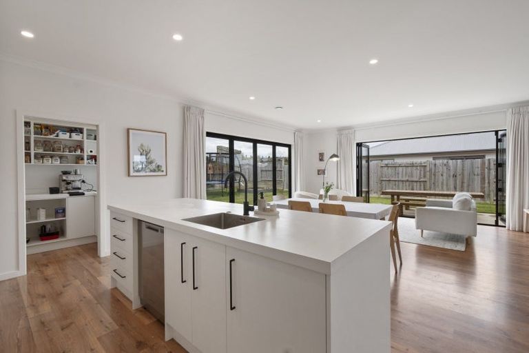 Photo of property in 18 Atlantic Drive, Fitzherbert, Palmerston North, 4410