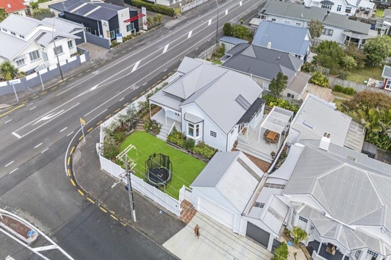 Photo of property in 18 Morley Street, New Plymouth, 4310