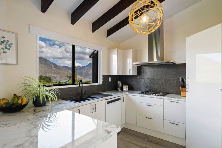 Photo of property in 4b Caples Place, Fernhill, Queenstown, 9300
