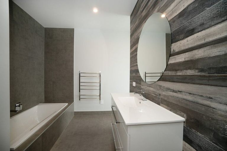 Photo of property in 76 Johnstone Drive, Fitzherbert, Palmerston North, 4410