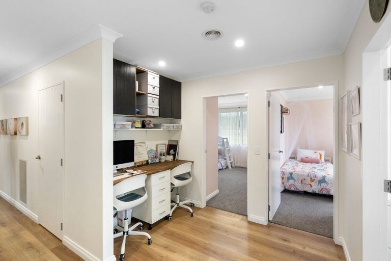 Photo of property in 6 Albizia Grove, Waikanae, 5036