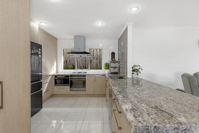 Photo of property in 3 Fairchild Avenue, Goodwood Heights, Auckland, 2105