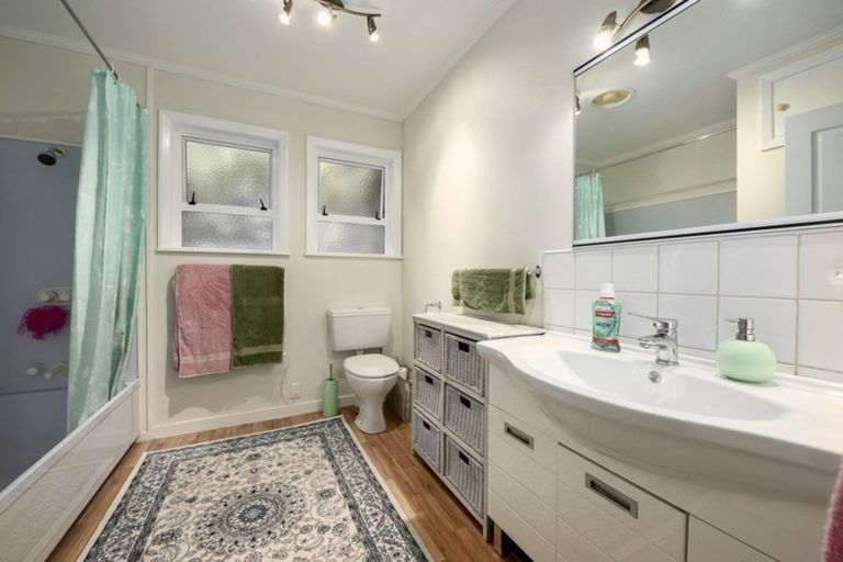 Photo of property in 82 Wyndham Road, Pinehaven, Upper Hutt, 5019