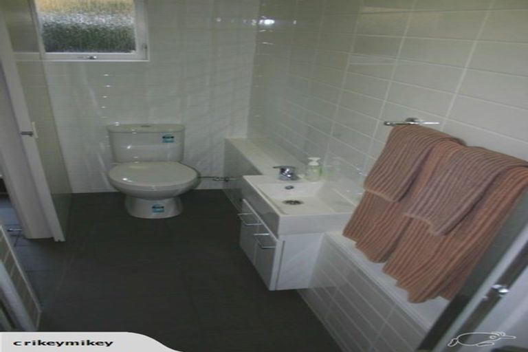 Photo of property in 1/22 Tui Glen Road, Birkenhead, Auckland, 0626