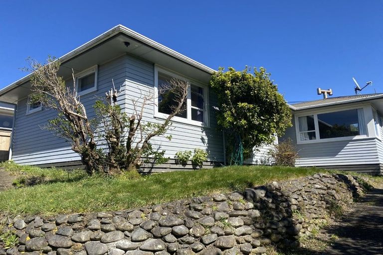 Photo of property in 21 Barclay Street, Newlands, Wellington, 6037