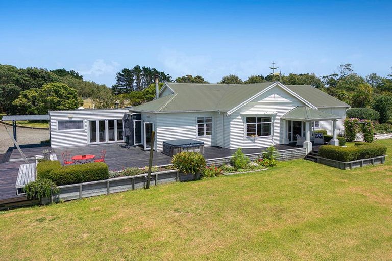 Photo of property in 154 Te Kanae Road, South Head, Helensville, 0874