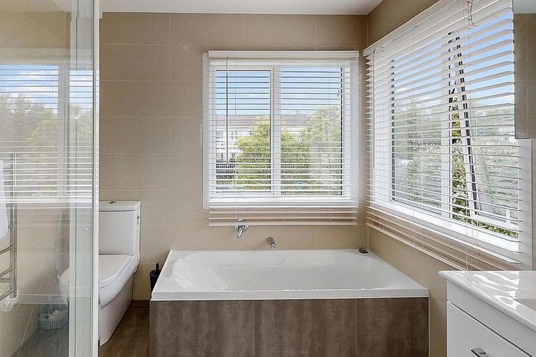 Photo of property in 28 Tiroroa Avenue, Te Atatu South, Auckland, 0610