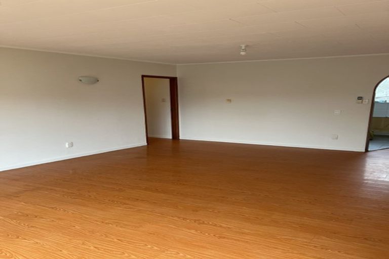 Photo of property in 17 Salamanca Road, Sunnynook, Auckland, 0620