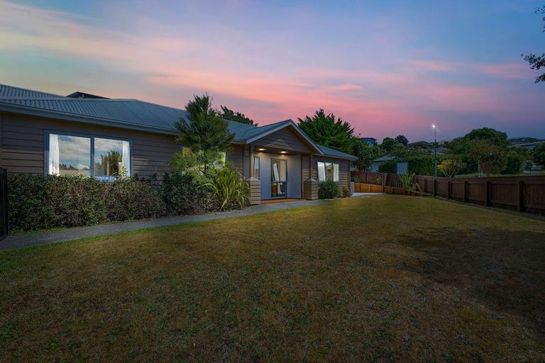 Photo of property in 2 Catlins Glen, Aotea, Porirua, 5024