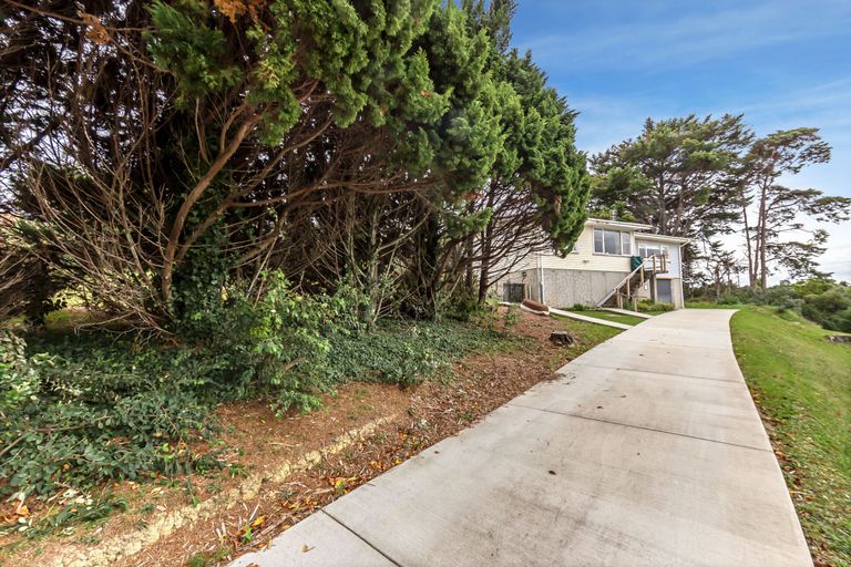 Photo of property in 59 Totaravale Drive, Totara Vale, Auckland, 0629